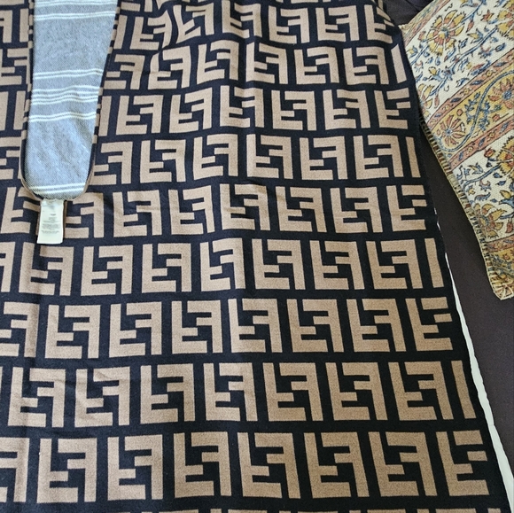 Fendi Poncho - Picture 6 of 7